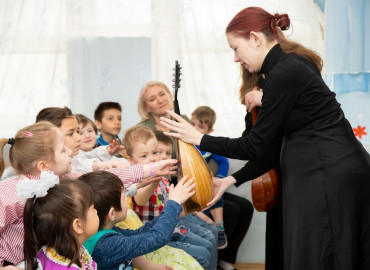 Артисты филармонии провели уроки музыки для детей из детских домов в Свердловской области
